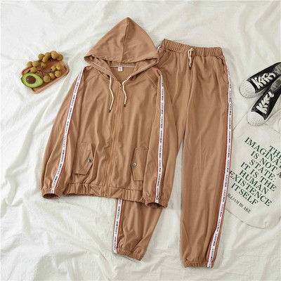 Αθλητικό σετ με  γράμματα σε λευκό και καφέ χρώμα