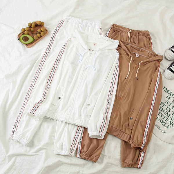 Αθλητικό σετ με  γράμματα σε λευκό και καφέ χρώμα