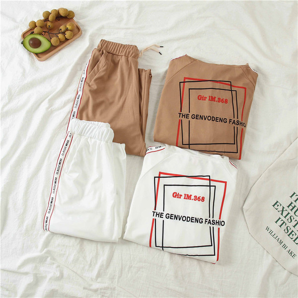 Αθλητικό σετ με  γράμματα σε λευκό και καφέ χρώμα