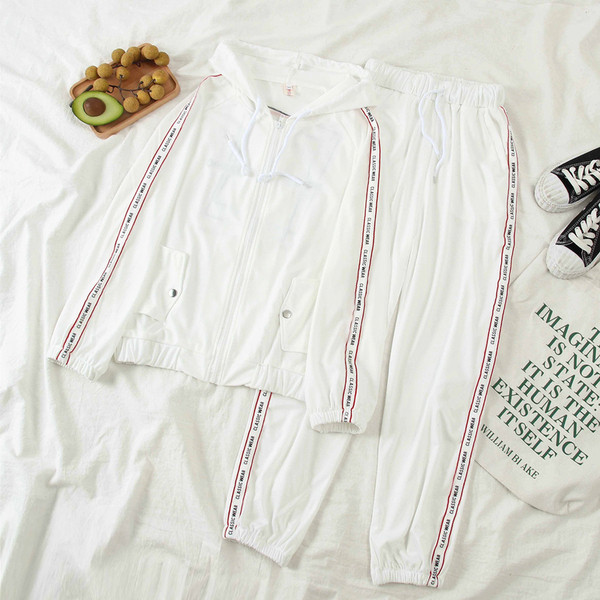 Αθλητικό σετ με  γράμματα σε λευκό και καφέ χρώμα