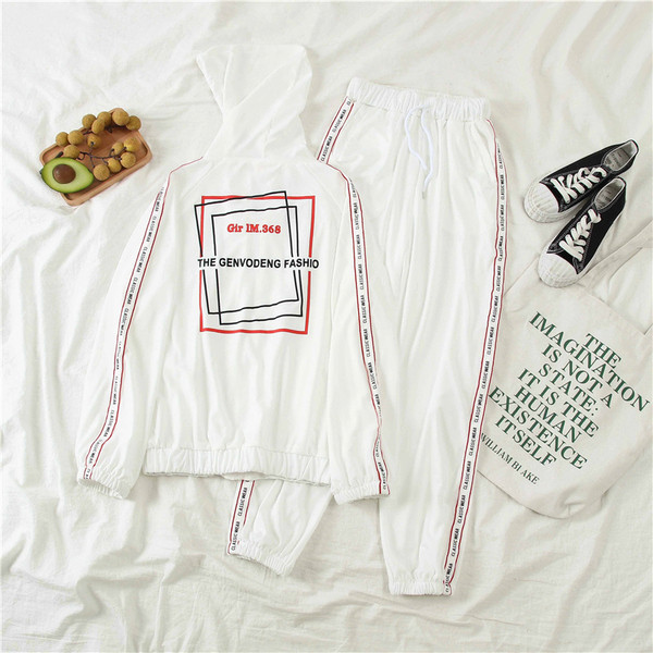 Αθλητικό σετ με  γράμματα σε λευκό και καφέ χρώμα