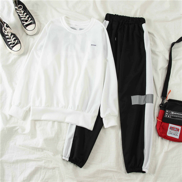 Αθλητικό γυναικείαο σετ  δύο τεμαχίων σε μαύρο και άσπρο χρώμα