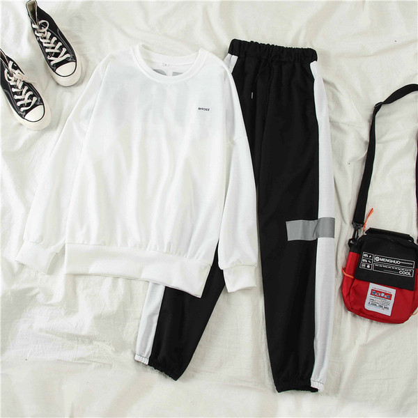 Αθλητικό γυναικείαο σετ  δύο τεμαχίων σε μαύρο και άσπρο χρώμα