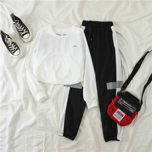 Αθλητικό γυναικείαο σετ  δύο τεμαχίων σε μαύρο και άσπρο χρώμα