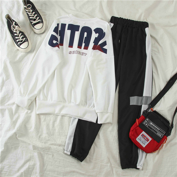 Αθλητικό γυναικείαο σετ  δύο τεμαχίων σε μαύρο και άσπρο χρώμα