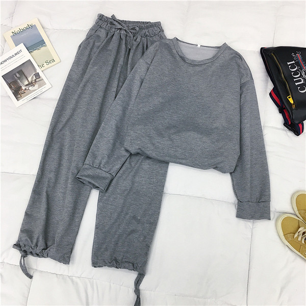 Αθλητικό και casual γυναικείο σετ  σε δύο μέρη  σε γκρι και μαύρο χρώμα