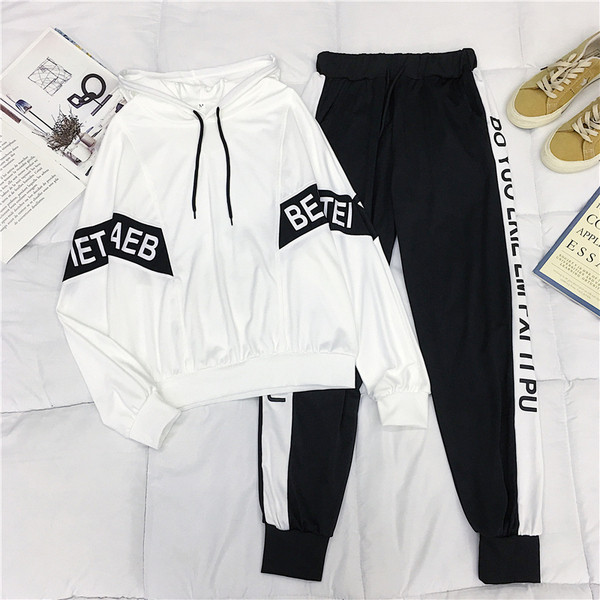 Echipa sportivă feminină care include un hanorac cu glugă și pantaloni alb-negru