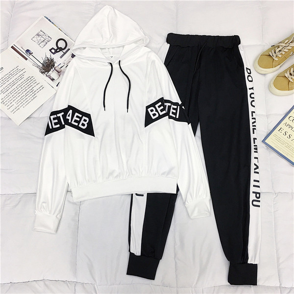 Echipa sportivă feminină care include un hanorac cu glugă și pantaloni alb-negru