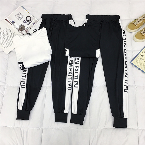 Echipa sportivă feminină care include un hanorac cu glugă și pantaloni alb-negru