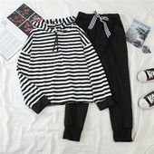 Αθλητικό σετ με ριγέ φούτερ και μαύρο παντελόνι