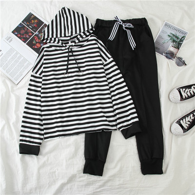 Αθλητικό σετ με ριγέ φούτερ και μαύρο παντελόνι