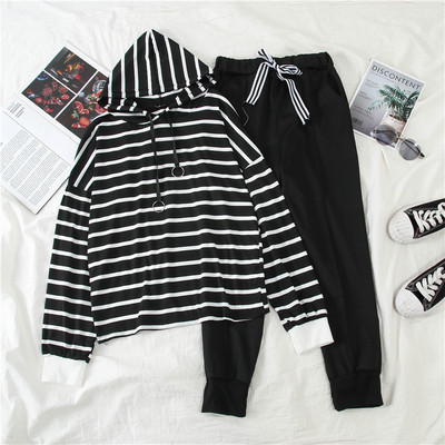 Αθλητικό σετ με ριγέ φούτερ και μαύρο παντελόνι
