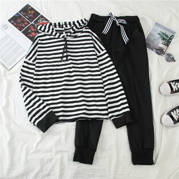 Αθλητικό σετ με ριγέ φούτερ και μαύρο παντελόνι