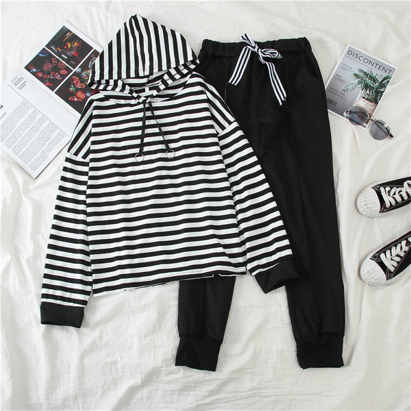Αθλητικό σετ με ριγέ φούτερ και μαύρο παντελόνι