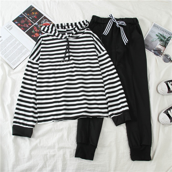 Αθλητικό σετ με ριγέ φούτερ και μαύρο παντελόνι