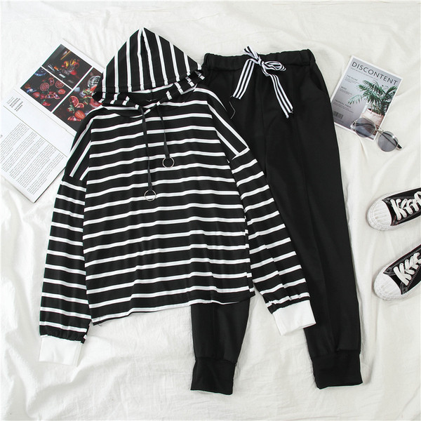 Αθλητικό σετ με ριγέ φούτερ και μαύρο παντελόνι