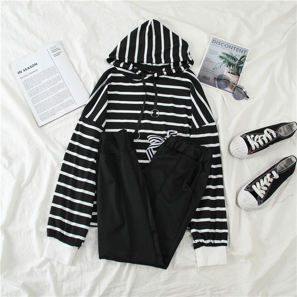 Αθλητικό σετ με ριγέ φούτερ και μαύρο παντελόνι