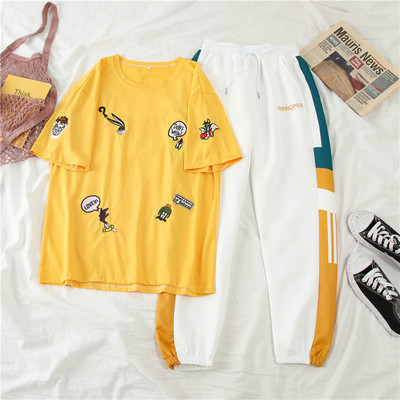 Καθημερινό γυναικείο σετ  δύο τεμαχίων - T-shirt και αθλητικά παντελόνια