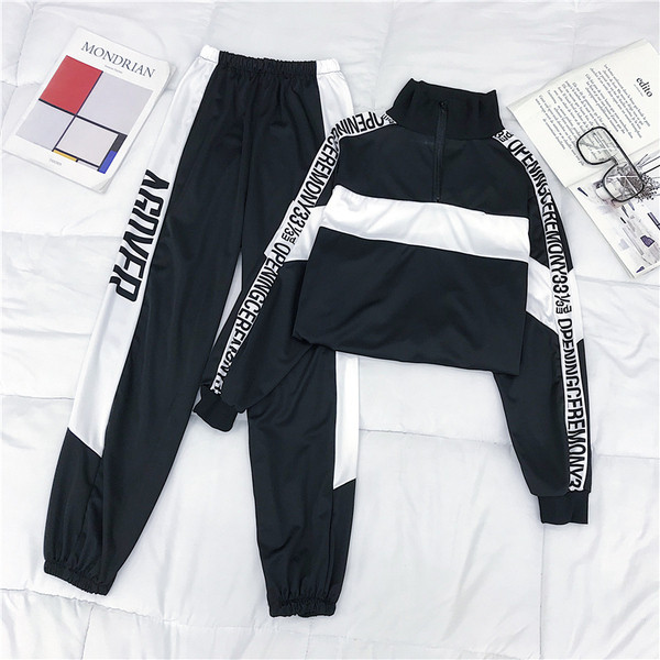 Αθλητικό σετ με γράμματα  σε μαύρο και άσπρο χρώμα 