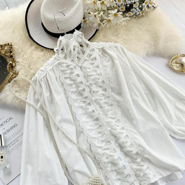 Μοντέρνο γυναικείο πουκάμισο με ψηλό κολάρο και διαφανή κομμάτια σε λευκό χρώμα