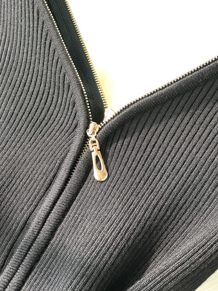 Γυναικείο πλεκτό φόρεμα με φερμουάρ σε μαύρο χρώμα