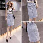 Fusta de dama actuala din denim de culoare deschisa cu buzunar