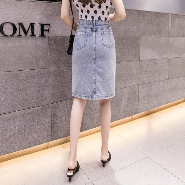 Fusta de dama actuala din denim de culoare deschisa cu buzunar