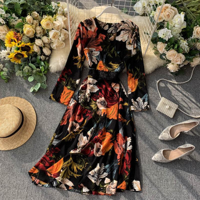 V-nyakú, virágmintás női kivágott ruha többféle színben