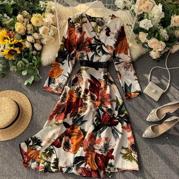 V-nyakú, virágmintás női kivágott ruha többféle színben