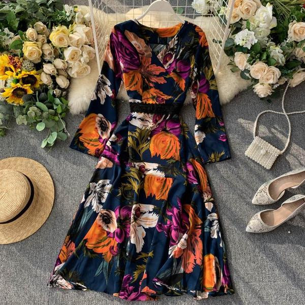 V-nyakú, virágmintás női kivágott ruha többféle színben