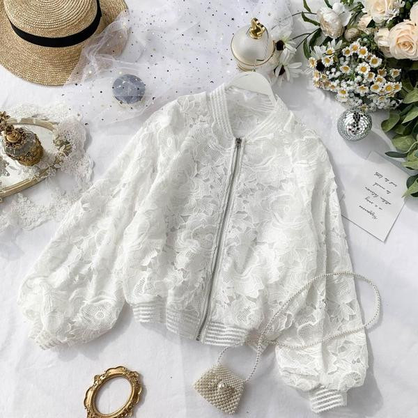 Γυναικείο μπουφάν  δαντέλας για το  φθινόπωρο με φαρδιά μανίκια σε μαύρο και άσπρο χρώμα