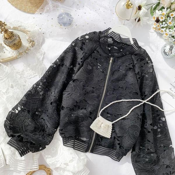 Γυναικείο μπουφάν  δαντέλας για το  φθινόπωρο με φαρδιά μανίκια σε μαύρο και άσπρο χρώμα