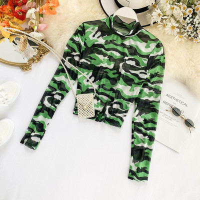 Καθημερινή  γυναικεία μπλούζα με ψηλό κολάρο και σχέδιο καμουφλάζ σε διάφορα χρώματα