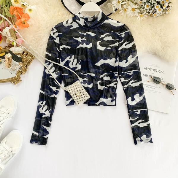 Καθημερινή  γυναικεία μπλούζα με ψηλό κολάρο και σχέδιο καμουφλάζ σε διάφορα χρώματα