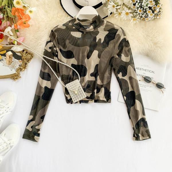 Καθημερινή  γυναικεία μπλούζα με ψηλό κολάρο και σχέδιο καμουφλάζ σε διάφορα χρώματα
