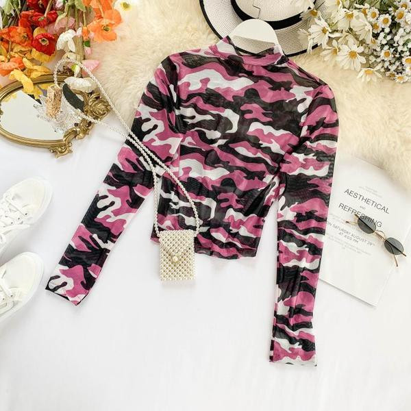 Καθημερινή  γυναικεία μπλούζα με ψηλό κολάρο και σχέδιο καμουφλάζ σε διάφορα χρώματα