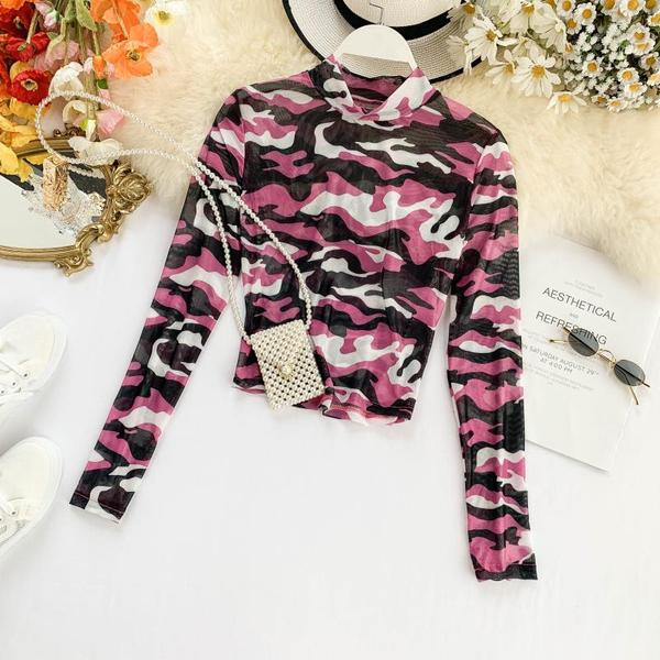 Καθημερινή  γυναικεία μπλούζα με ψηλό κολάρο και σχέδιο καμουφλάζ σε διάφορα χρώματα