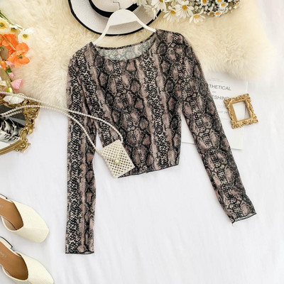 Μοντέρνα γυναικεία μπλούζα με ζωικό μοτίβο σε διάφορα χρώματα