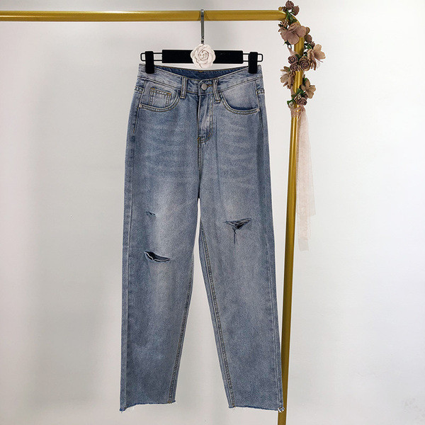 Γυναικεία μπλε τζιν με σκισμένα μοτίβα - ευρύ μοντέλο