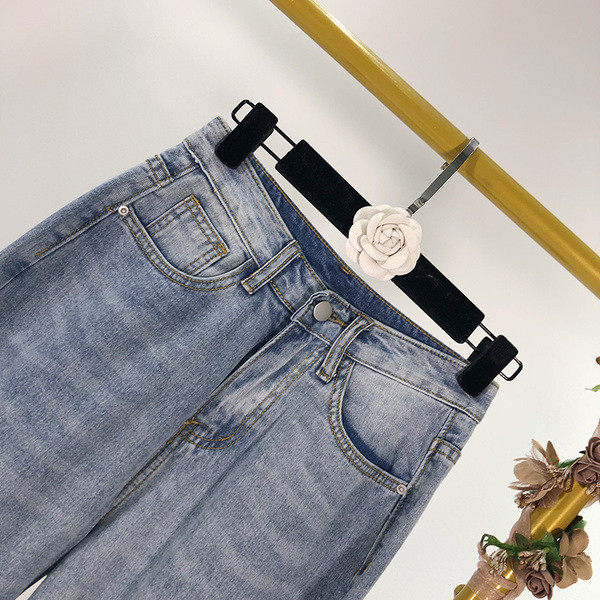 Γυναικεία μπλε τζιν με σκισμένα μοτίβα - ευρύ μοντέλο