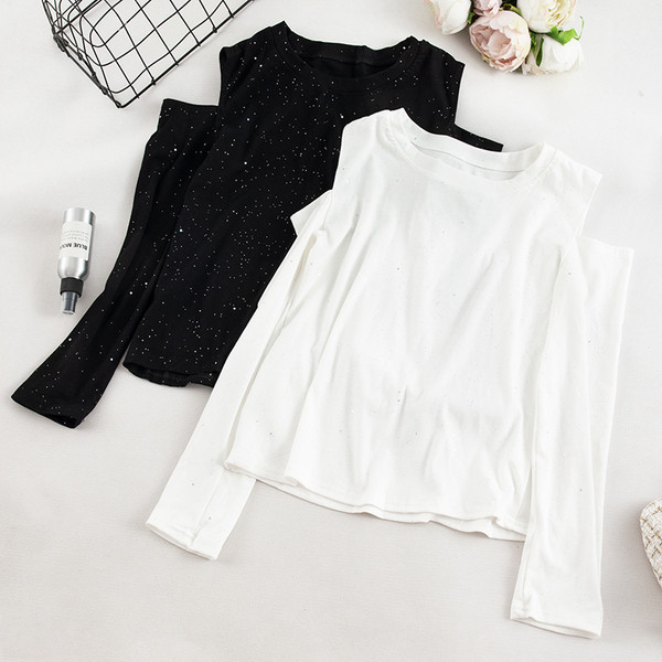 Μοντέρνα γυναικεία μπλούζα σε τρία χρώματα με γυμνούς ώμους