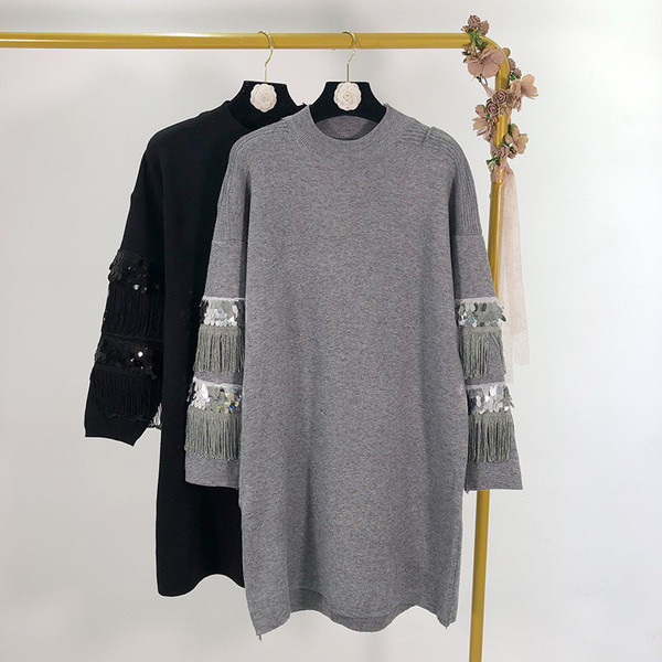 Vékony kötésből készült női ruha flitterekkel és rojtokkal az ujjakon - két szín