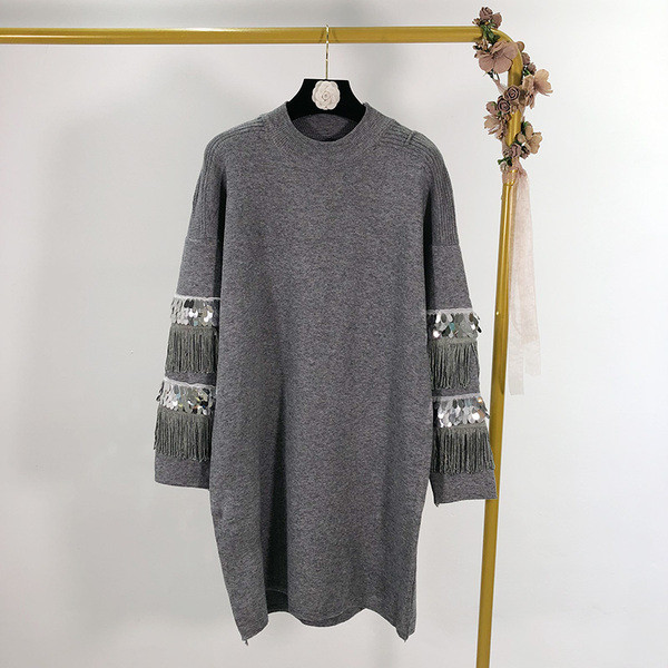 Vékony kötésből készült női ruha flitterekkel és rojtokkal az ujjakon - két szín