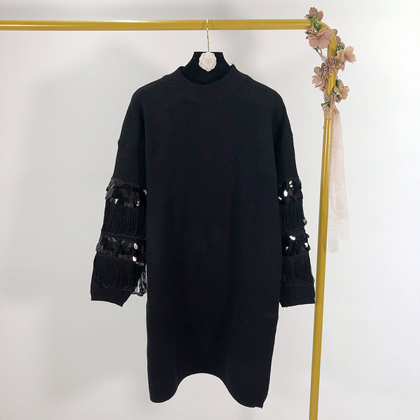 Vékony kötésből készült női ruha flitterekkel és rojtokkal az ujjakon - két szín