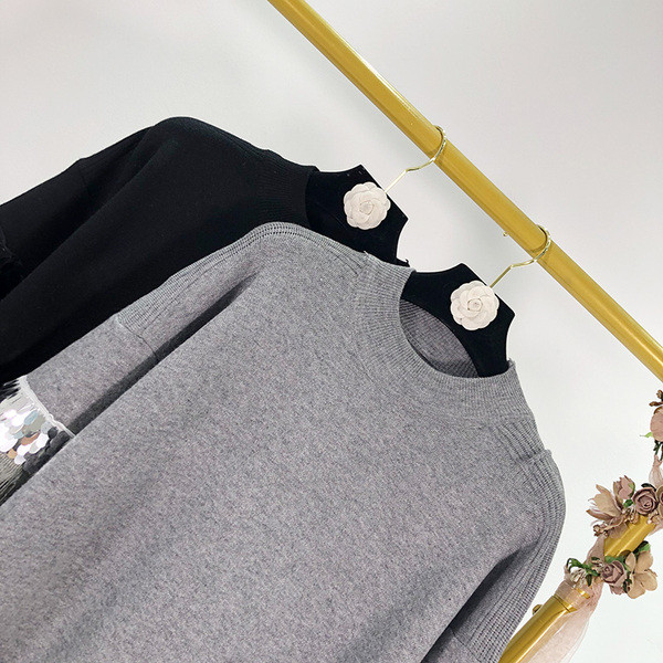 Vékony kötésből készült női ruha flitterekkel és rojtokkal az ujjakon - két szín