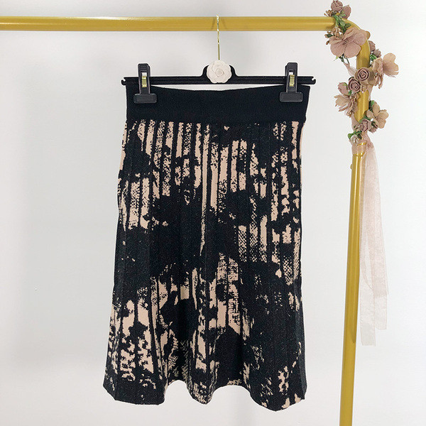 Vékony kötésből készült női rakott szoknya, magas derékkal, színes mintával