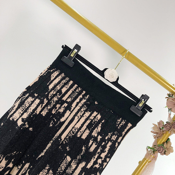 Vékony kötésből készült női rakott szoknya, magas derékkal, színes mintával