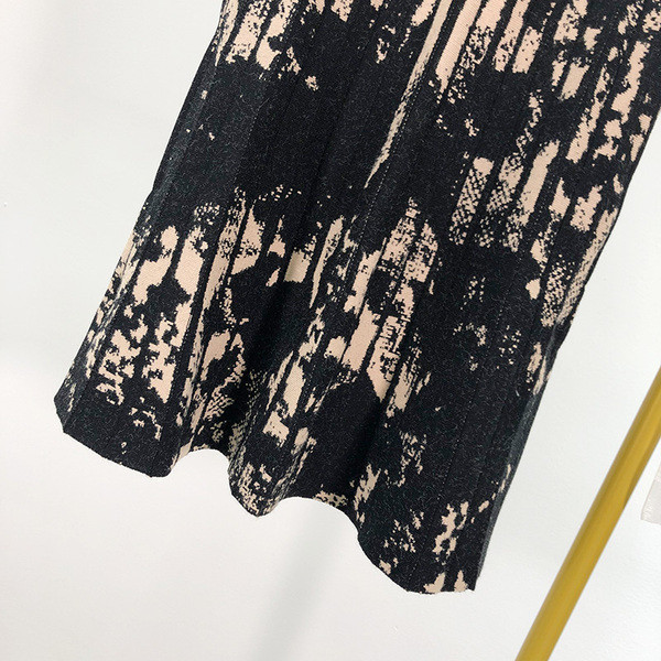 Vékony kötésből készült női rakott szoknya, magas derékkal, színes mintával