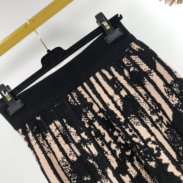 Vékony kötésből készült női rakott szoknya, magas derékkal, színes mintával