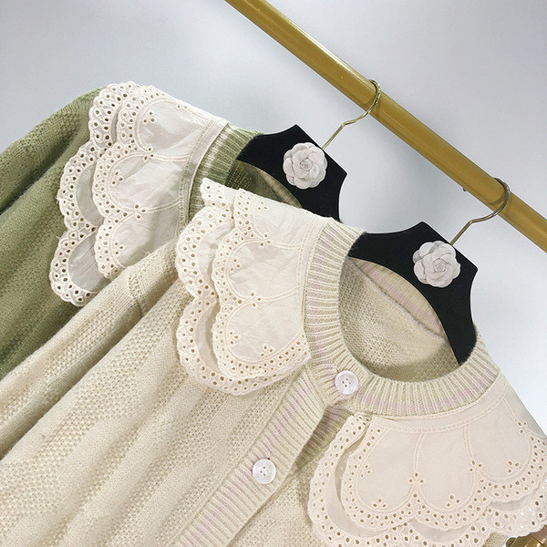 Vesta de dama cu decolteu oval in bej si verde